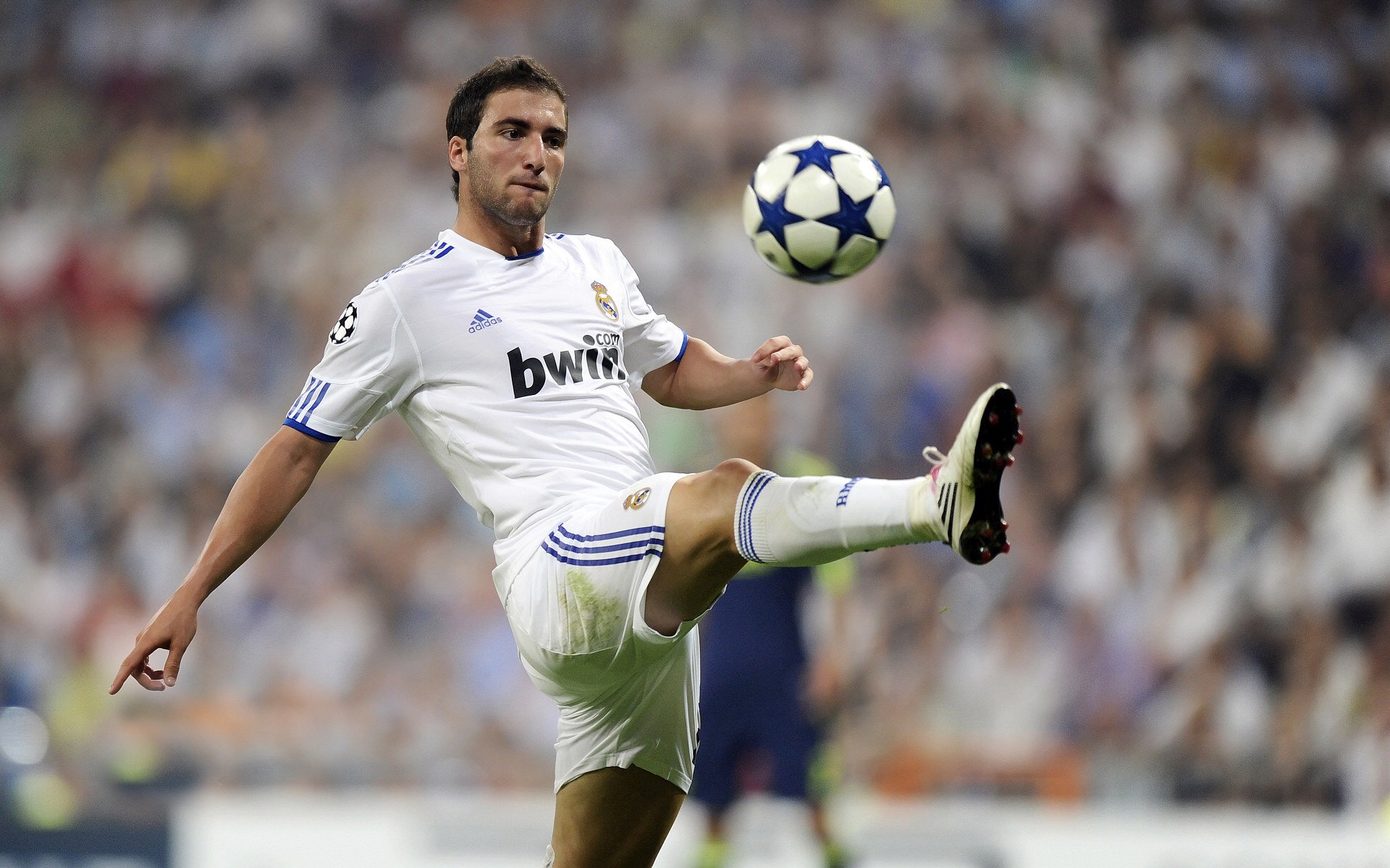 昂热中场球员展现技术优势，成为比赛中的支柱，昂热对里尔聚胜顽球汇